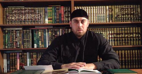 Адам Ильясов. Кадр из видео пользователя Imam. Adam_al.ashariy https://www.youtube.com/watch?v=zxMzskPbJ3o