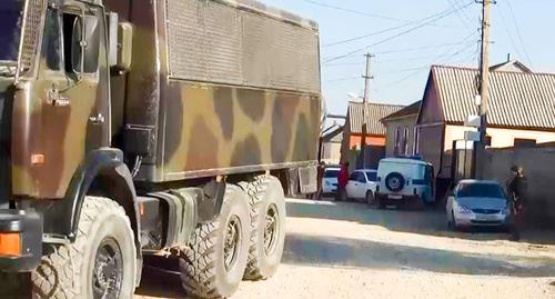 Спецтехника на улице Дагестанского сления. Фото http://nac.gov.ru/terrorizmu-net/v-respublike-dagestan-po-faktu-posyagatelstva-na-zhizn.html#&gid=1&pid=1