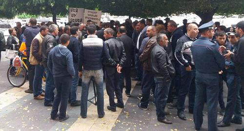 Акция протеста жителей Урцадзора. 25 октября 2018 г. Фото © Sputnik / Laura Sarkisian
https://ru.armeniasputnik.am/society/20181025/15314395/zhiteli-sela-urcadzor-sobralis-na-akciyu-protesta-v-erevane-i-zhdut-pashinyana.html