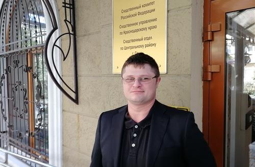 Роман Габараев у здания Следственного управления в Сочи. Фото Светланы Кравченко для "Кавказского узла"