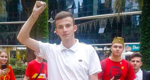 Данил Пиньженин выступает на митинге КПРФ 22 апреля 2018 года. Фото Светланы Кравченко для "Кавказского узла"