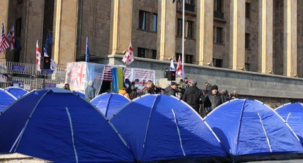 Участники акции протеста и установленные ими палатки. Фото Инны Кукуджановой для "Кавказского узла". 