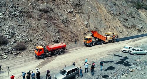 Строительство дороги. Дагестан. Кадр из видео пользователя 
Bilalov Doganay
 https://www.youtube.com/watch?v=wrwS4uQkesM