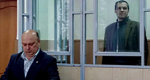 Александр Аверин и его адвокат в зале суда. Фото Константина Волгина для "Кавказского узла"