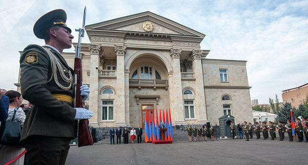 Парламент Армении в день независимости 21.09.0218© Sputnik / Asatur Yesayants
 https://ru.armeniasputnik.am/politics/20181115/15684829/vopros-o-rezidenciyah-prezidenta-i-premera-na-povestke-vneocherednogo-zasedaniya-ns.html