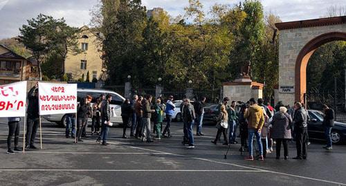 Акция протеста перед зоопарком в Ереване. Фото: Sputnik / Aram Nersesyan,
https://ru.armeniasputnik.am/society/20181117/15727690/erevanskij-zoopark-v-centre-skandala-kto-iniciator-shirokomasshtabnyh-proverok.html