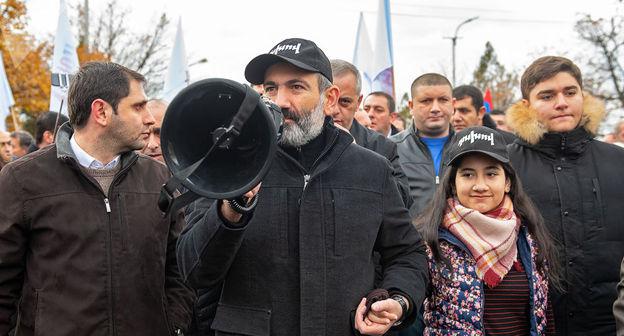 Никол Пашинян и его сторонники на шествии в Ереване. Фото: ©Sputnik/Asatur Yesayants https://ru.armeniasputnik.am/politics/20181124/15846415/nuzhen-balans-polnomochij-pashinyan-anonsiroval-izmeneniya-konstitucii.html