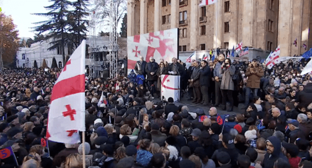 Митинг оппозиции в Тбилиси 2 декабря. Кадр видео пресс-службы ЕНД https://www.facebook.com/nacionalurimodzraoba/videos/766199990382566/
