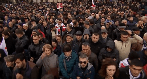 Митинг оппозиции в Тбилиси 2 декабря. Кадр видео пресс-службы ЕНД https://www.facebook.com/nacionalurimodzraoba/videos/766199990382566/