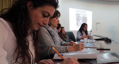 Обсуждение результатов исследования «Видение мира: анализ взглядов на карабахский конфликт» в Степанакертском пресс-клубе. Фото  Алвард Григорян для "Кавказского узла"

