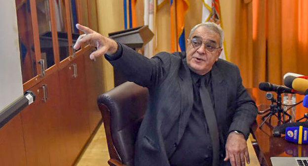 Давид Шахназарян. Фото:© Sputnik/ Asatur Yesayants.
https://ru.armeniasputnik.am/politics/20181205/16045320/mozhete-arestovat-david-shahnazaryan-otkazalsya-idti-v-snb-i-dat-razyasneniya.html