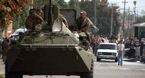 Солдаты на танке. Беслан, 2 сентября 2004 г. Фото: REUTERS/Eduard Korniyenko