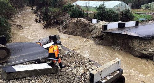 Обрушение временного моста через реку Чахцуцыр. Фото: пресс-служба ГУ МЧС региона Обрушение временного моста через реку Чахцуцыр. Фото: пресс-служба ГУ МЧС региона