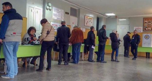Очередь избирателей на избирательном участке 428. Армения, 9 декабря 2018 года. Фото Григория Шведова для "Кавказского узла"