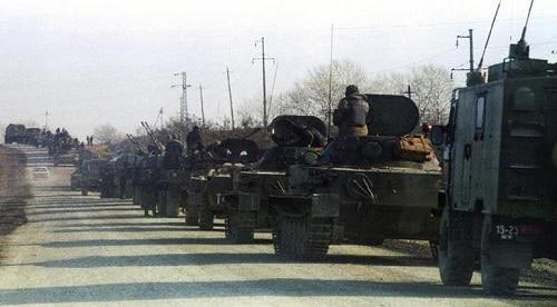 Колонна российских танков и бронетехники въезжает в Толстой-Юрт 11 декабря 1994 года. Фото REUTERS. 