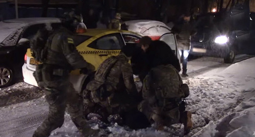 Задержание подозреваемого сотрудниками силовых структур. Скриншот пользователя Следственный комитет Российской Федерации https://www.youtube.com/watch?v=-7y4dVYFRjE
