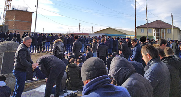 Участники массового намаза в Магасе. 14 декабря 2018 г. Фото Умара Йовлоя для "Кавказского узла"