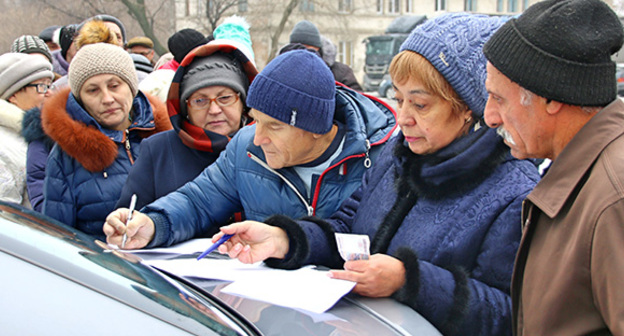 Бывшие сотрудники "Кингкоула" на пикете в Гуково собирают подписи. 14 декабря 2018 г. Фото Вячеслава Прудникова для "Кавказского узла"