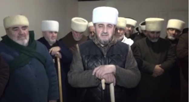 Родственники жертв ДТП в Грозном. Скриншот с видео https://www.instagram.com/p/BrZ9a3tAHxA/