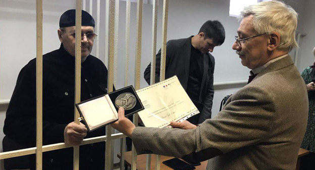Олег Орлов покалывает Титиеву франко-немецкую премию за защиту прав человека.. Фото Патимат Махмудовой для "Кавказского узла"