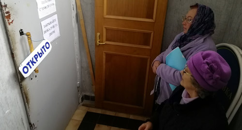 Жители читают предупреждения об отключениях . Фото Светланы Кравченко для "Кавказского узла"