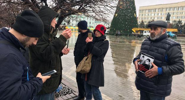Журналисты и Муртазали Гасангусенов
 у  входа в здание правительства Дагестана.
 20.12.2018 Фото Патимат Махмудовой для "Кавказского узла"