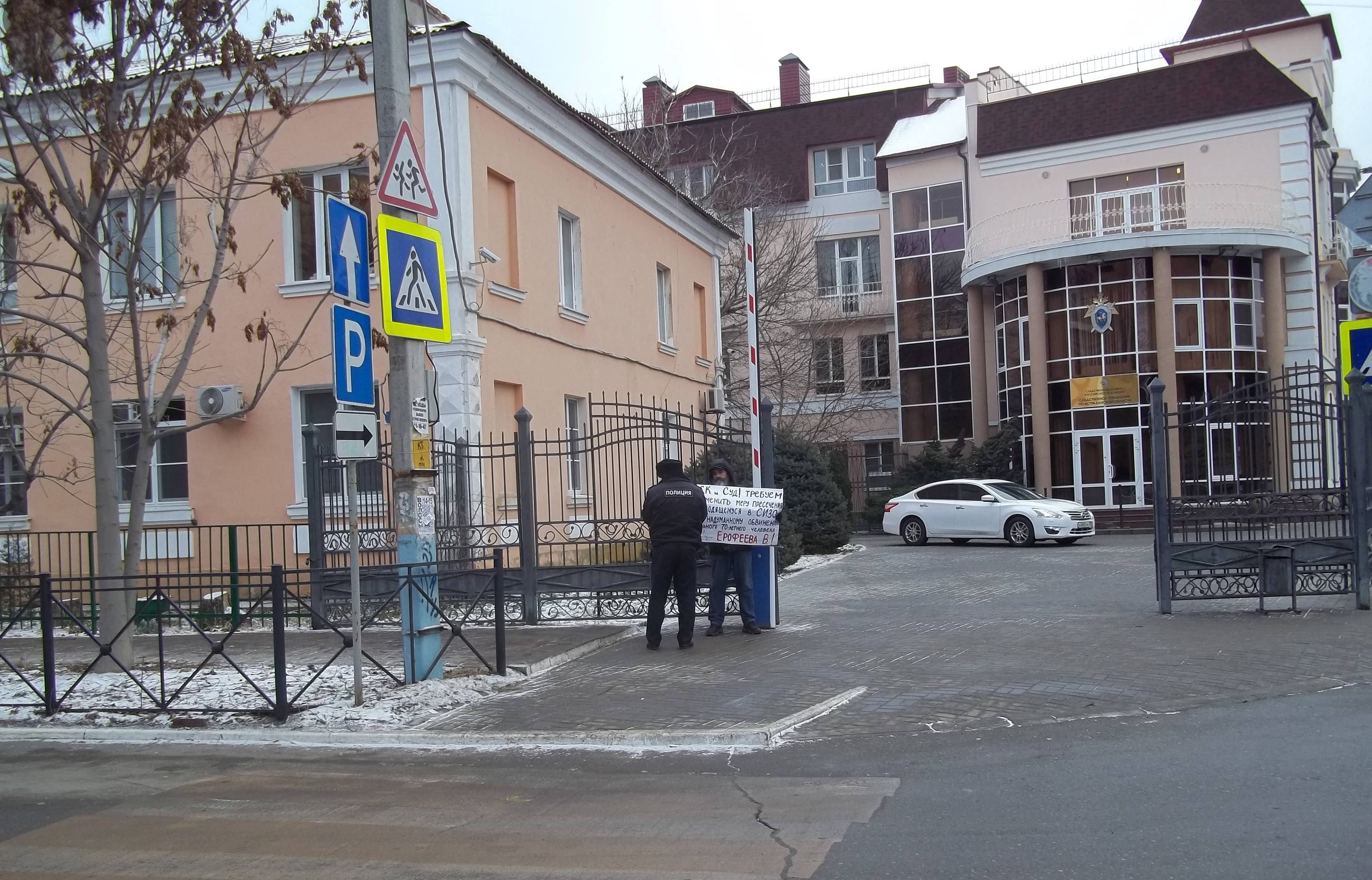 Полицейский берет объяснение у пикетчика Михаила Анисенко у здания Следственого управления. 20 декабря 2018 года. Фото Алёны Садовской для "Кавказского узла"