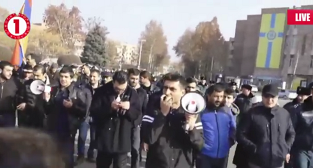 Шествие противников Манвела Григоряна в Эчмиадзине 23 декабря 2018 года. Кадр прямой трансляции 1in.am. https://www.youtube.com/watch?v=NImltXkEsaA