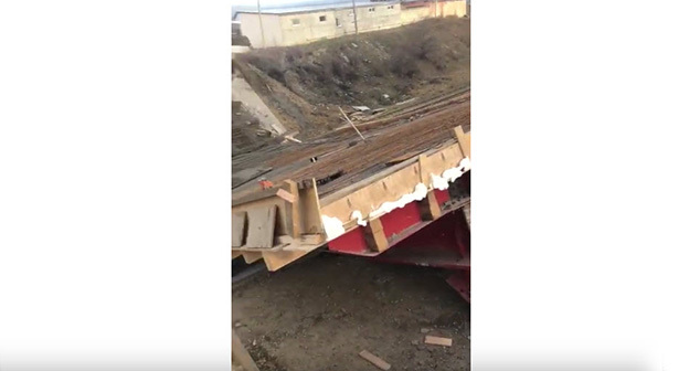 Рухнувший автомобильный мост в Буйнакске. Кадр из видео пользователя Новое Дело https://www.youtube.com/watch?v=Znpm5Kjd0Lo
