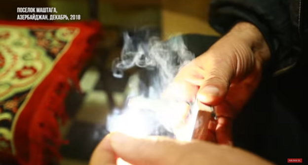 Обряд «снятие страха огнем» (чылдаг)- популярная в Азербайджане практика «целительства». Кадр видео Meydan TV. 