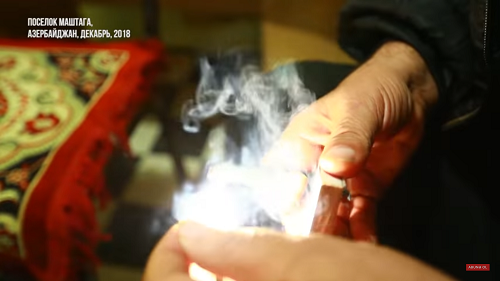 Обряд «снятие страха огнем» (чылдаг)- популярная в Азербайджане практика «целительства». Кадр видео Meydan TV. 
