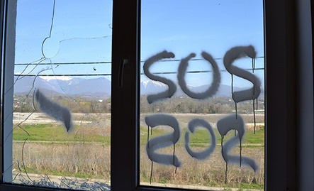 Надпись SOS на стекле. Поселок для переселенцев олимпиады "Веселое-Псоу" на границе с Абхазией. Фото Светланы Кравченко для "Кавказского узла"