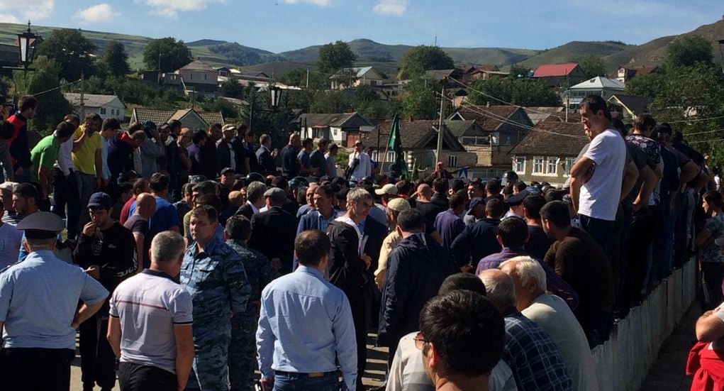 Жители села Кенделен. 18 сентября 2018 года. Фото: Тамара Гериева для "Кавказского узла"