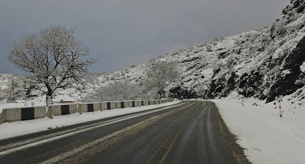 Заснеженная дорога в Грузии. Фото со страницы Департамента автодорог Грузии в Facebook. https://www.facebook.com/pages/Roads-Department-of-Georgia