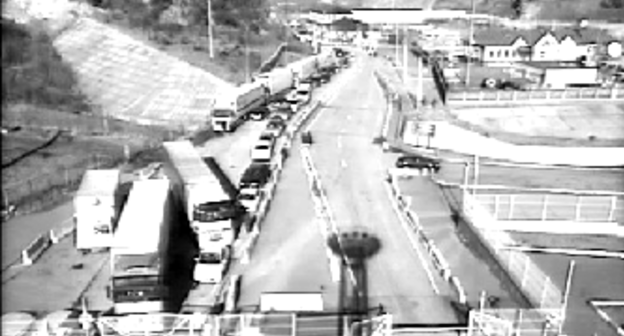 Очередь из большегрузов и легковых машин на Военно-Грузинской дороге. 6 января 2018 года. Фрагмент изображения с веб-камеры на сайте "Верхний Ларс". https://vlars.ru/pages/3-webcam