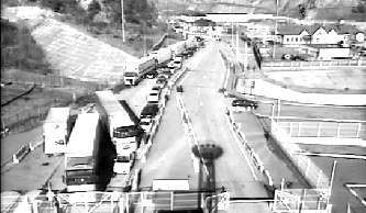 Очередь из большегрузов и легковых машин на Военно-Грузинской дороге. 6 января 2018 года. Фрагмент изображения с веб-камеры на сайте "Верхний Ларс". https://vlars.ru/pages/3-webcam