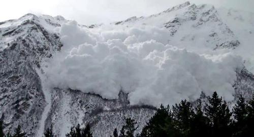 Сход лавины. Фото: ГУ МЧС России http://07.mchs.gov.ru