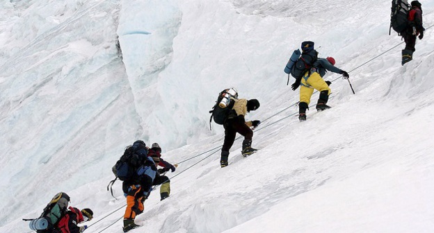 Подъем на Эльбрус. Фото: ГУ МЧС по Кабардино-Балкарии http://07.mchs.gov.ru/operationalpage/operational/item/7823401/