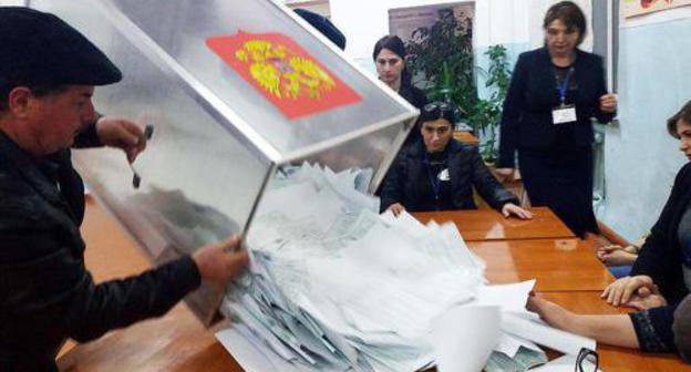 Подсчет бюллетеней на избирательном участке 1111, Махачкала. Фото: Мурад Мурадов для "Кавказского узла".
У