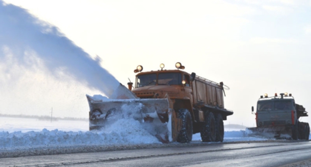 Снегоочиститель на заснеженной трассе. Фото: пресс-служба "Росавтодор", http://rosavtodor.ru/press-center/vesti-regionov/28516?desktop=true