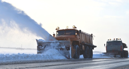 Снегоочиститель на заснеженной трассе. Фото: пресс-служба "Росавтодор", http://rosavtodor.ru/press-center/vesti-regionov/28516?desktop=true
