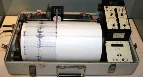 Сейсмограф. Фото: Yamaguchi, https://ru.wikipedia.org/wiki/Сейсмограф#/media/File:Kinemetrics_seismograph.jpg Сейсмограф. Фото: Yamaguchi, https://ru.wikipedia.org/wiki/Сейсмограф#/media/File:Kinemetrics_seismograph.jpg
