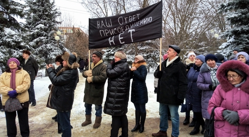"Наш ответ присоединению нет!" - гласит плакат участников митинга. Аксай, 8 января 2019 года. Фото Константина Волгина для "Кавказского узла".
