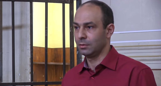 Мгер Енокян. Фото  Кадр видео 
HetqTV https://www.youtube.com/watch?v=G3nYIh2Nx2M
 
