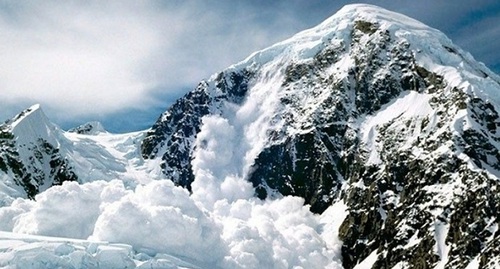 Сход лавины в горах. Фото: пресс-служба ГУ МЧС по Кабардино-Балкарии http://07.mchs.gov.ru/operationalpage/stormcaution/item/7835357/ 