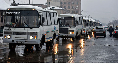Колонна с автобусами для призывников. Фото © Sputnik/ Asatur Yesayants. https://ru.armeniasputnik.am/columnists/20190109/16659483/istoriya-draki-v-avtobuse-s-prizyvnikami-v-erevane-kogda-beznakazannost-vhodit-v-privychku.html