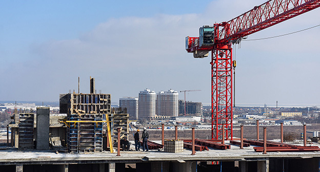 Строительство дома. Фото Елены Синеок, Юга.ру