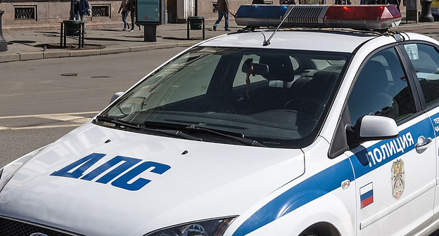 Автомобиль ДПС. Фото Alex 'Florstein' Fedorov
 https://ru.wikipedia.org/wiki/Дорожно-патрульная_служба#/media/File:Police_Car_in_SPB.jpg 