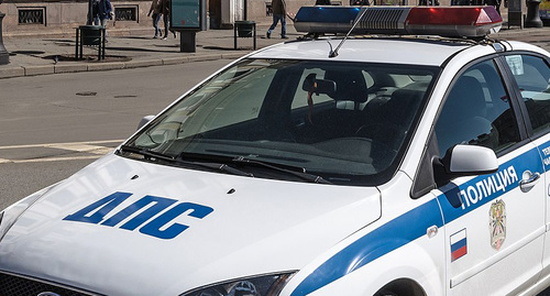 Автомобиль ДПС. Фото Alex 'Florstein' Fedorov
 https://ru.wikipedia.org/wiki/Дорожно-патрульная_служба#/media/File:Police_Car_in_SPB.jpg 