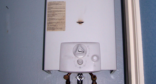 Вид водонагревательной колонки. Фото https://ru.wikipedia.org/wiki/Газовый_водонагреватель#/media/File:Warmwatergeiser.jpg